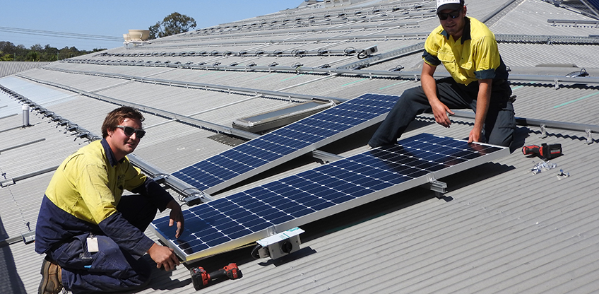 First solar panels go down on Bundaberg's largest solar ...